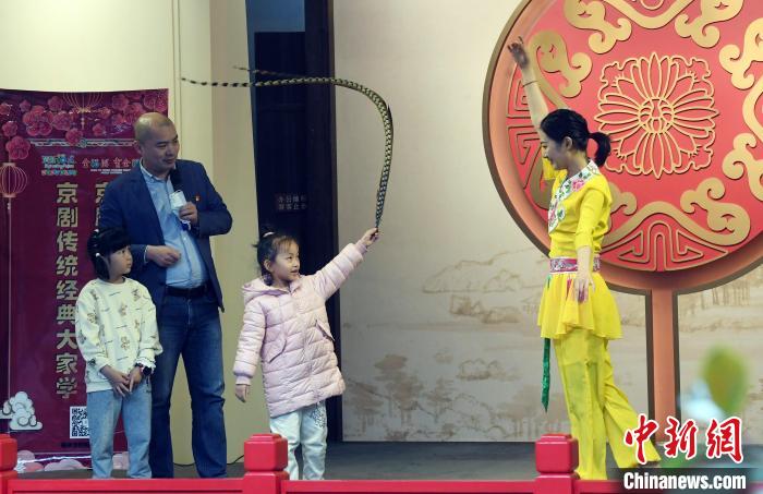 福建京剧院青年优秀演员欣恬(右一)为现场小朋友观众演示戏曲舞蹈。　记者刘可耕 摄