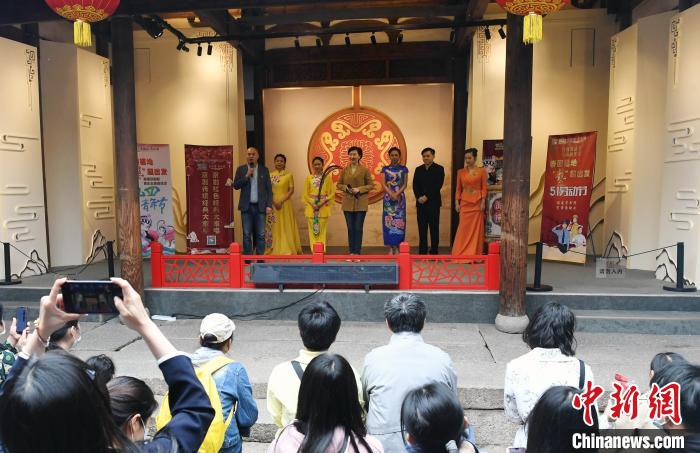 “五一”假期京剧艺术公益演出进福州景区街头