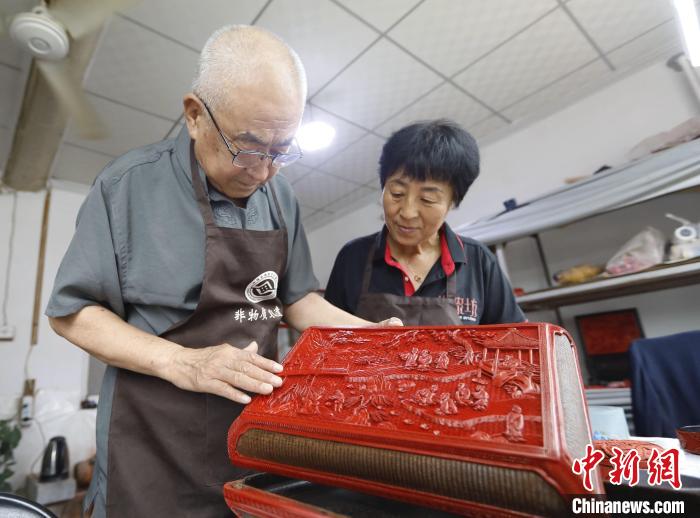 在河北省固安县南宋村，雕漆匠人朱庆元正给学员指导漆器制作技法。　门丛硕 摄