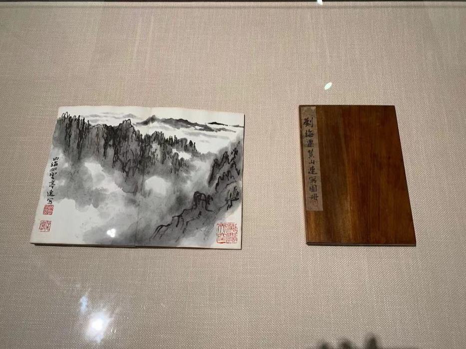 展览现场《刘海粟黄山速写册》，1954