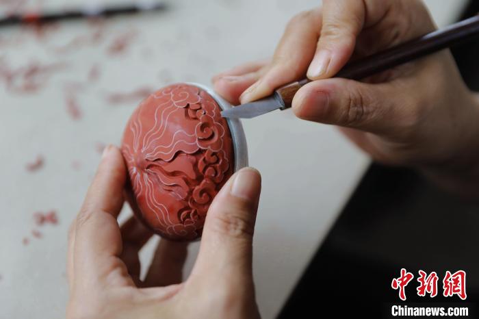 在河北省固安县南宋村，雕漆匠人朱庆元正雕刻漆器。　门丛硕 摄